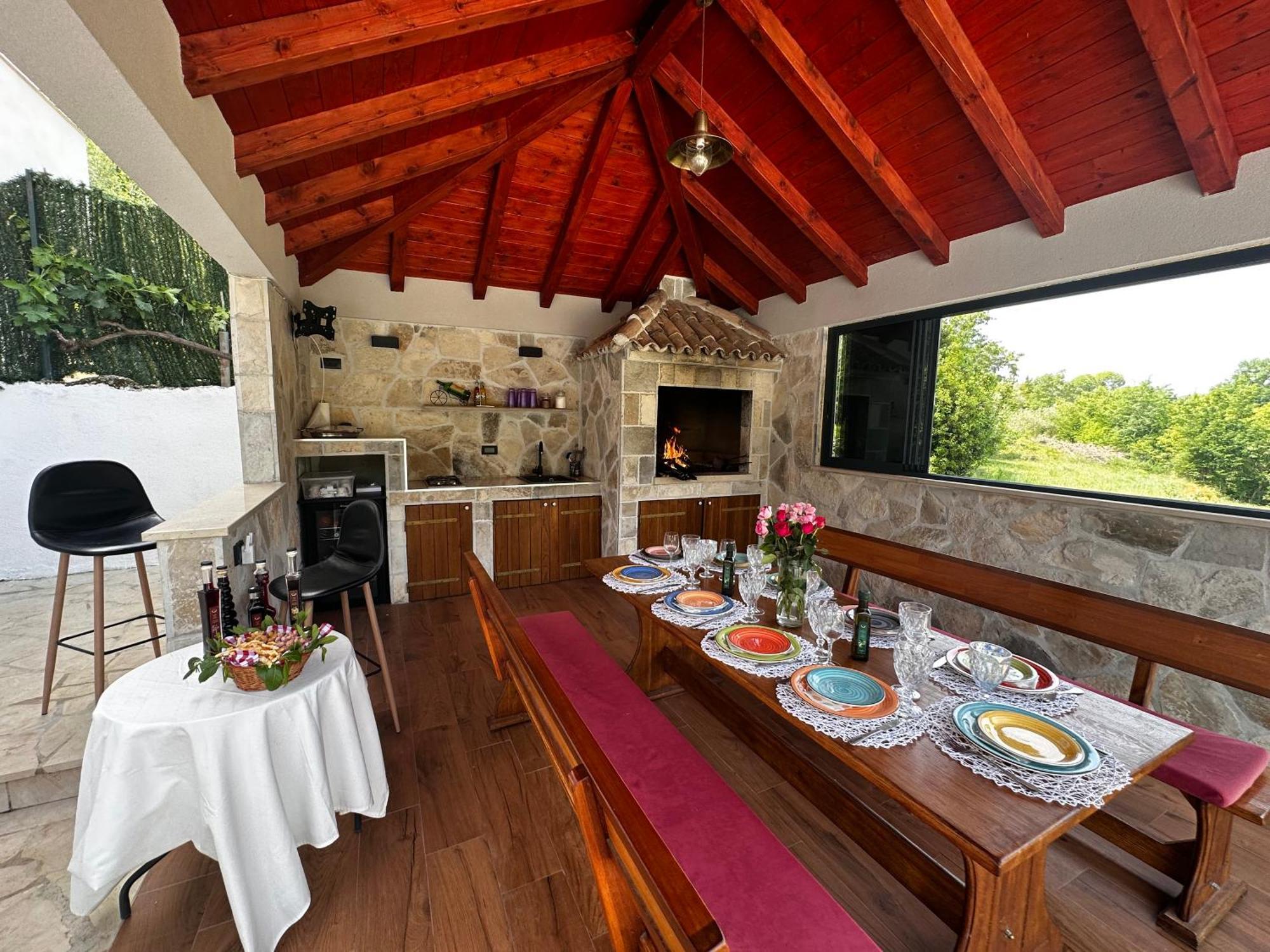 Villa Ivona With Swimming Pool And Jacuzzi Oslje Exterior photo