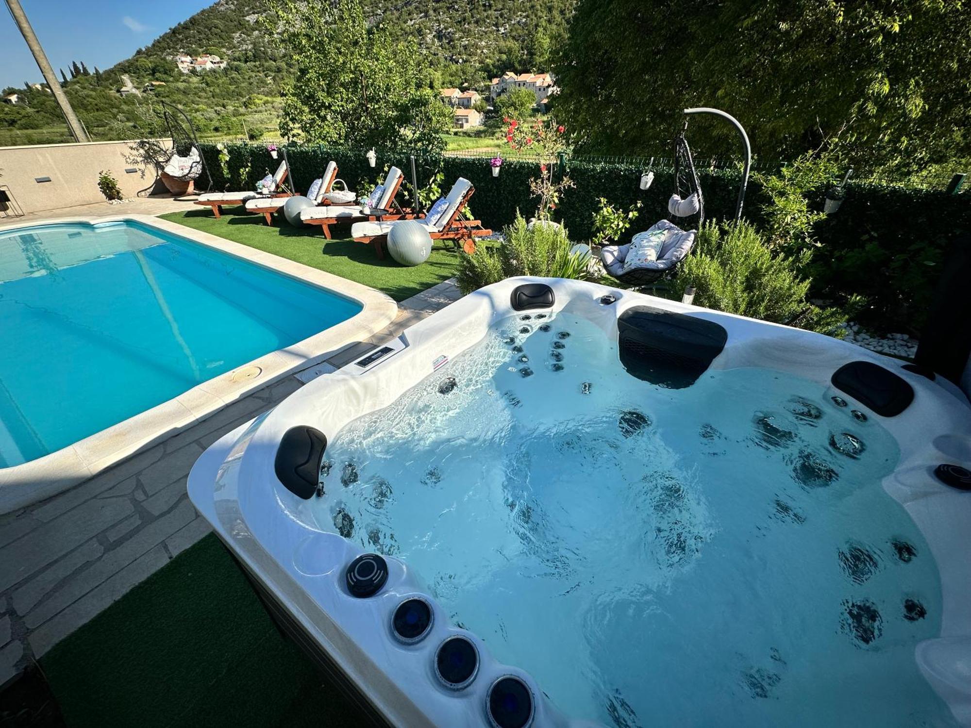 Villa Ivona With Swimming Pool And Jacuzzi Oslje Exterior photo